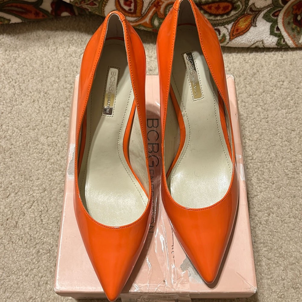 BCBG treasure sunburst patent pump